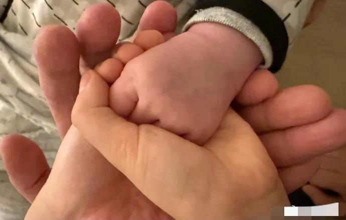 古巨基二胎出生,老婆生一胎时52岁生二胎58岁,堪称是医学奇迹了