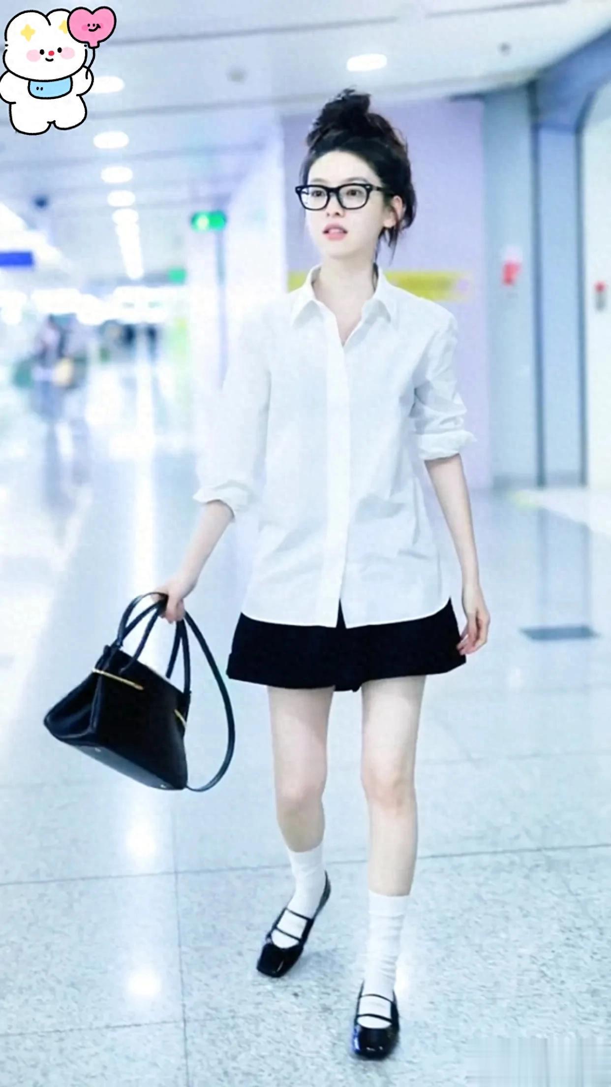 章若楠机场造型出奇招,头发松散,穿着随性,网友:被硬控了