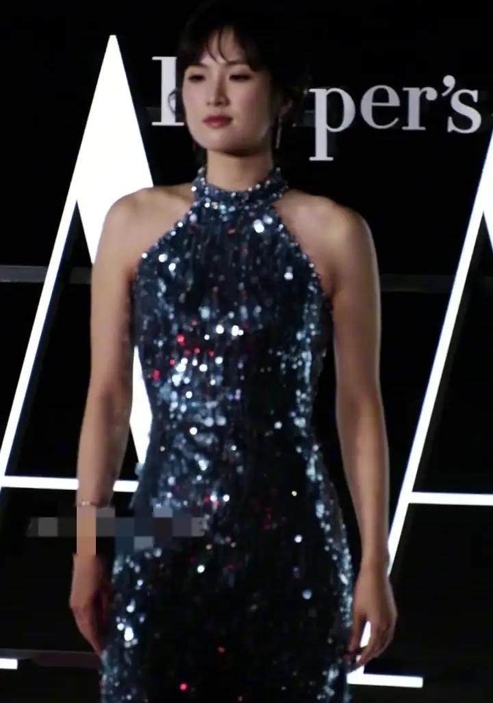 姚安娜登芭莎红毯，挂脖亮片裙配短发尽显优雅贵气