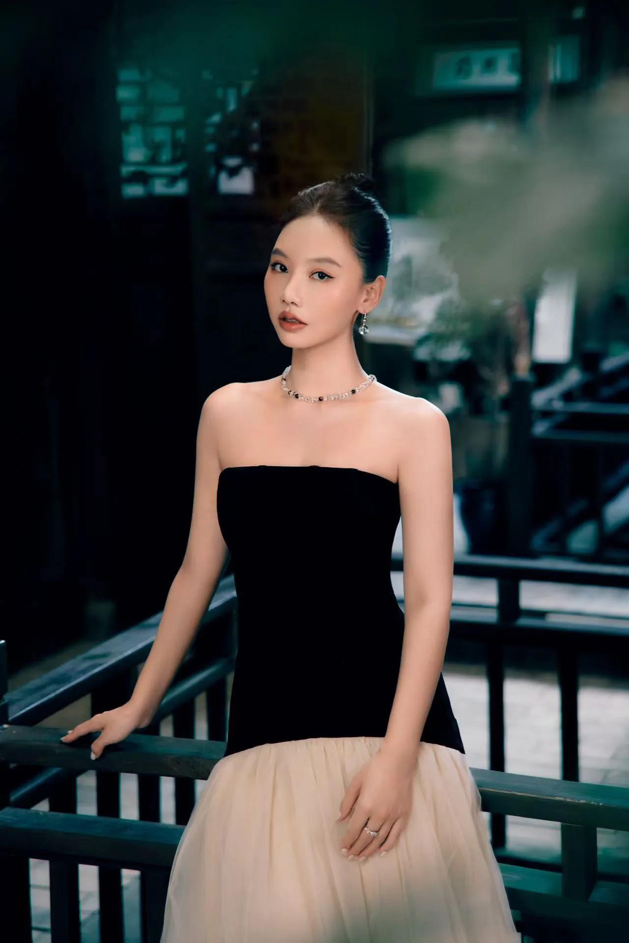 歌手贺敬轩黑色抹胸裙写真,真有气质