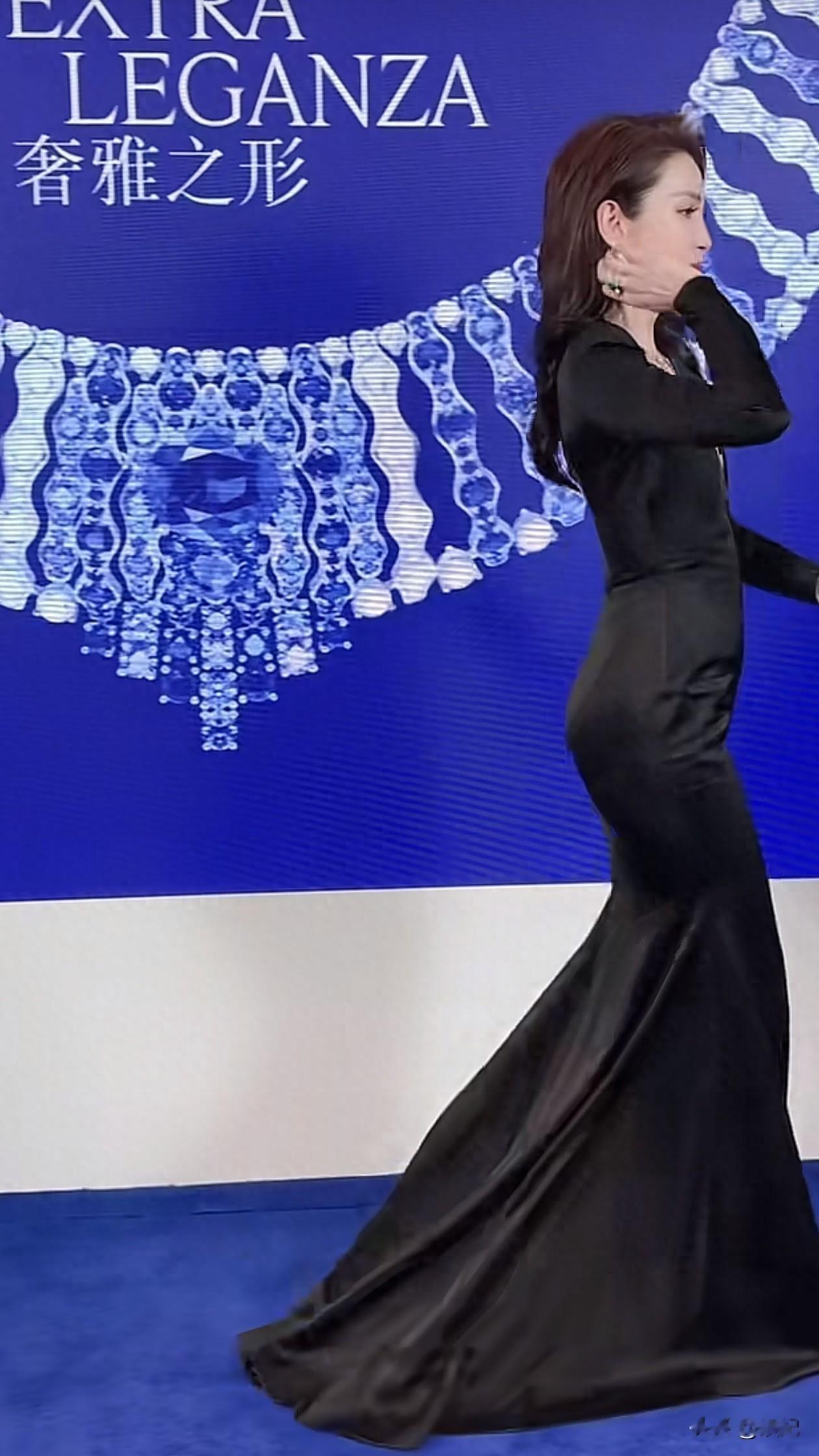 52岁李冰冰活动穿搭:微卷发+黑色深V裙,身材前凸后翘,像32岁