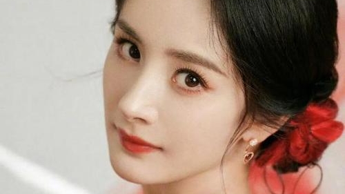 杨幂官宣在即成Prada代言人:热度引爆,未来可期