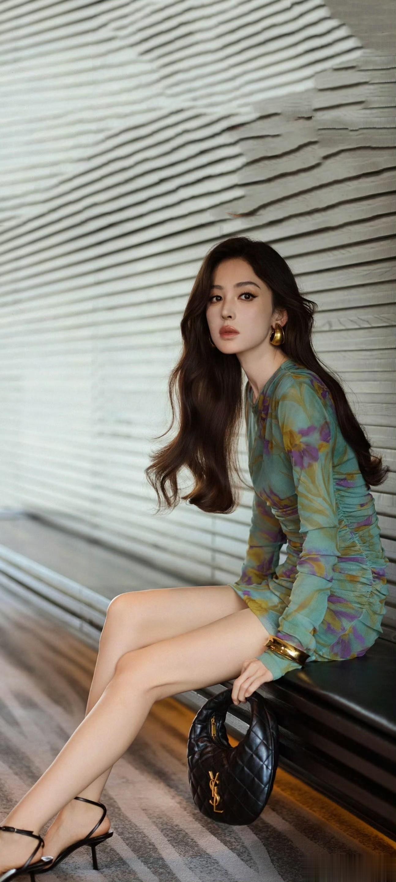 古力娜扎｜一周随机碎片，裙装美腿穿搭，慢时光的静谧时刻。