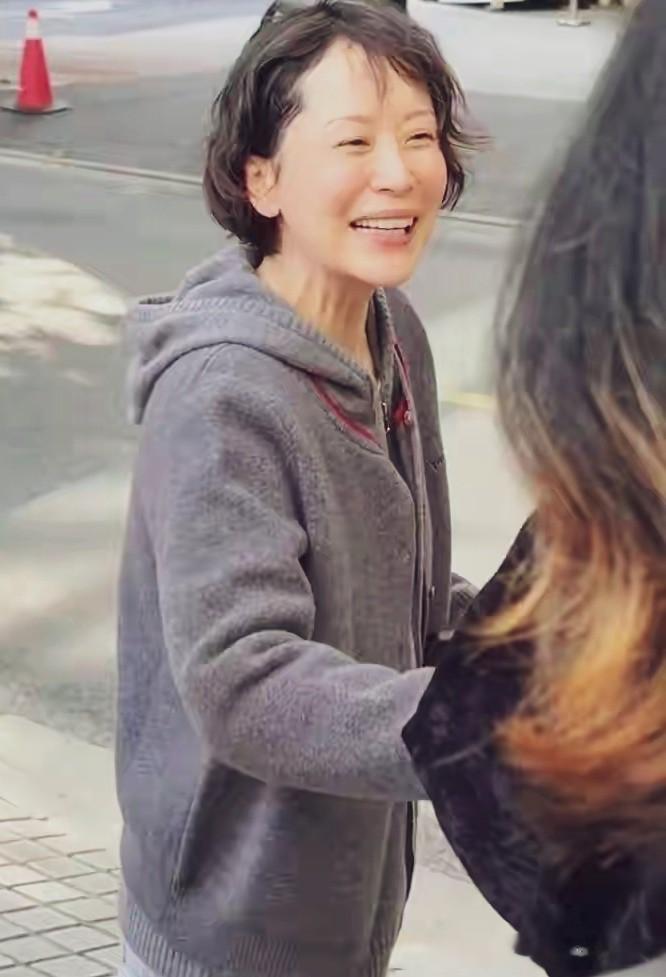 这是海清？上海街头被偶遇，朴素装扮笑容灿烂判若两人！