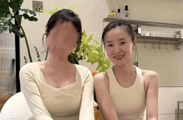 45岁董洁现身大连,穿小背心瑜伽裤又白又嫩,16岁顶顶正脸像爸爸