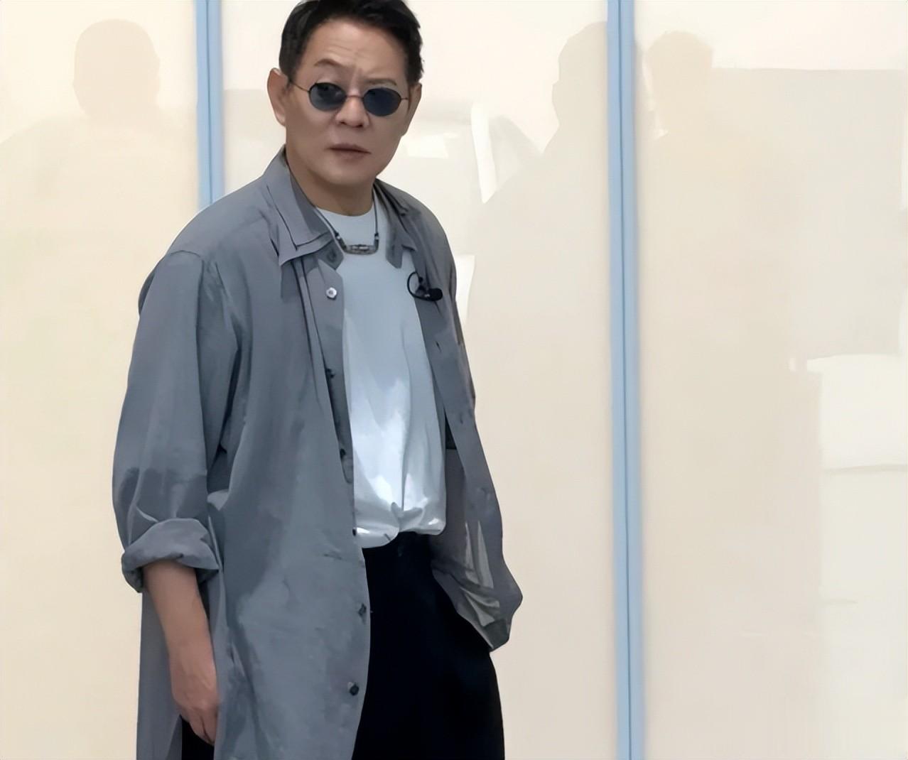 机关算尽太聪明？和李连杰结婚26年的利智，一张照片暴露两人感情