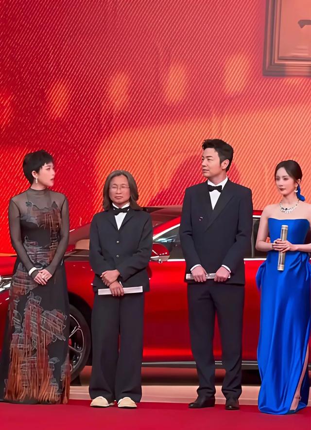 杨幂高调挽手刘德华出场力压短发章子怡,蓝色礼服真的太美了