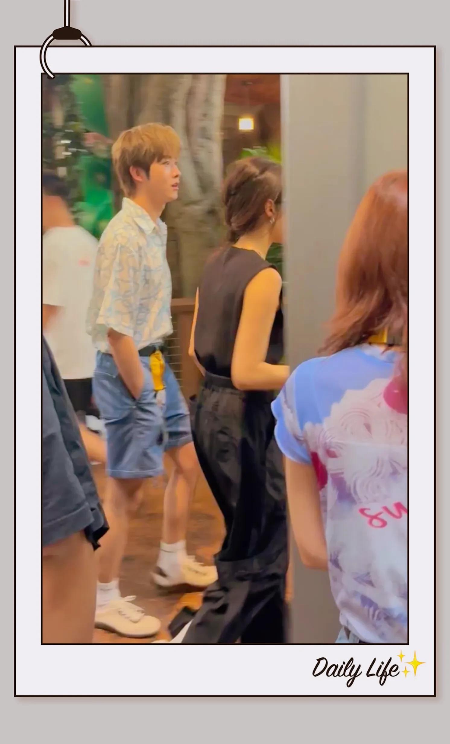 宋茜田嘉瑞逛环球影城被偶遇,宋茜梳着马尾辫,双手插兜又美又飒