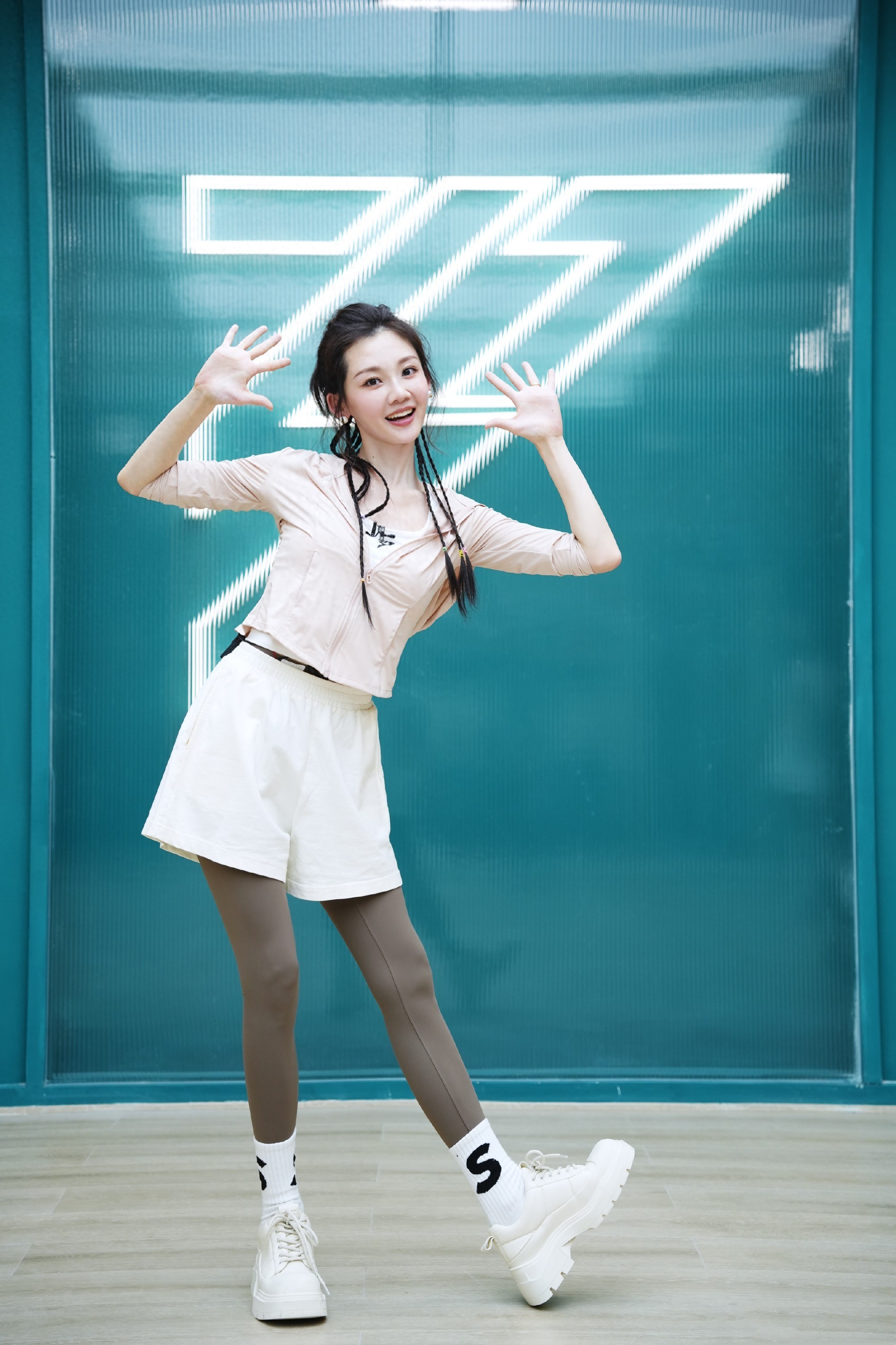 被要求当众献舞，未婚先孕嫁上海明星，3年生3娃，她成名的太艰辛