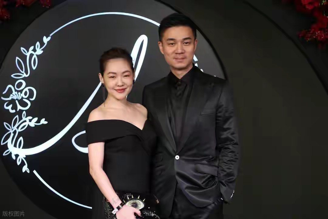 获奖之后，小S和周围人关系变化很大，许徐两家聚餐，没提及二汪