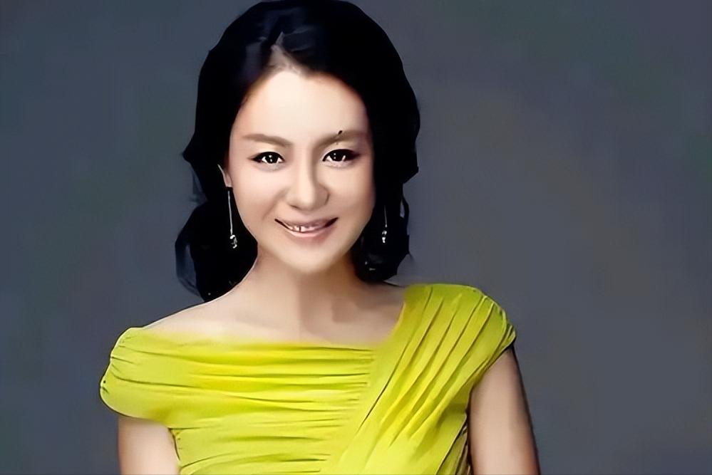 她因赵薇改名，被导演掌掴，用200万看清聂远，今49岁胖到认不出