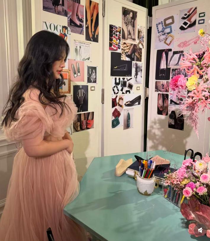 李湘晒时装周精修照，与生图反差巨大，站在女儿身边有她2倍宽