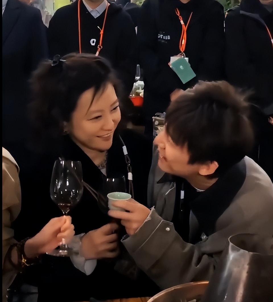 乌镇大佬聚会：刘欢满头银发，谭松韵嫩了，却被瘦下来的郝蕾惊艳