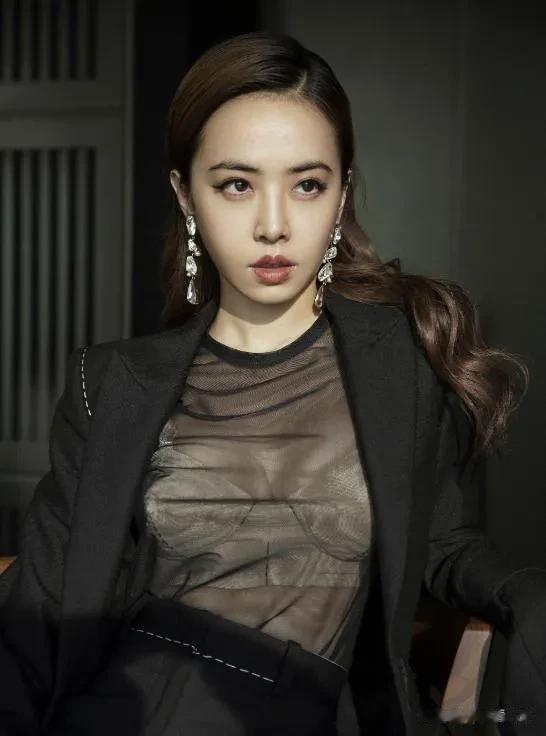 侯佩岑率先喊中国台湾省，蔡依林又玩消失，谁在装睡一目了然