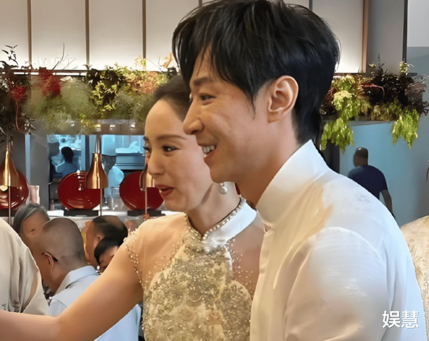 董璇46岁生日与丈夫恩爱合体,张维伊形象爆改越看越般配