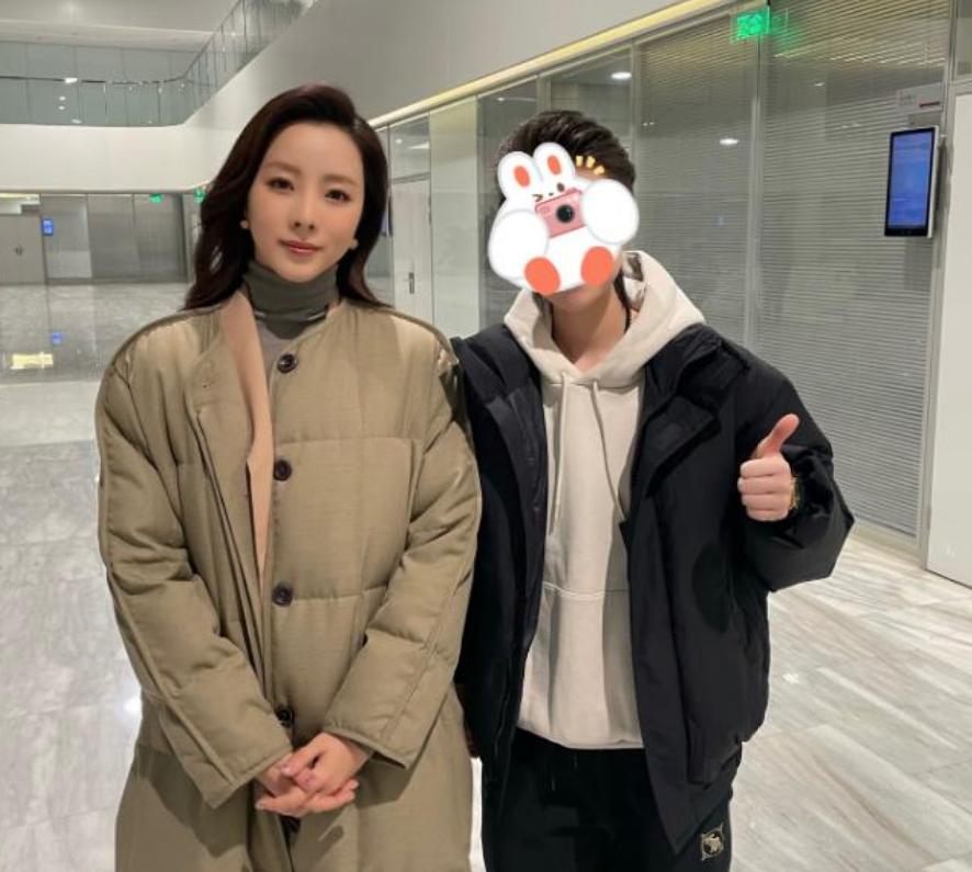 狐狸尾巴藏不住?离开央视为钱奔波的李思思,被康辉一语击中