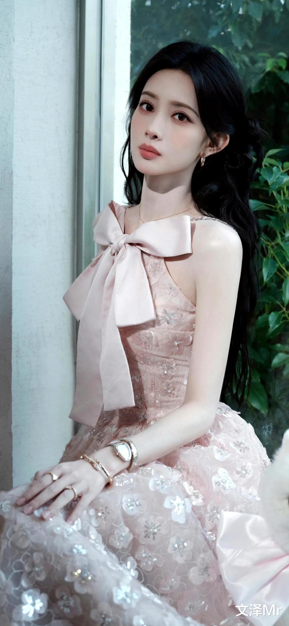 孟子义一袭??粉色挂脖长裙，领口处的大蝴蝶结设计，美出新高度