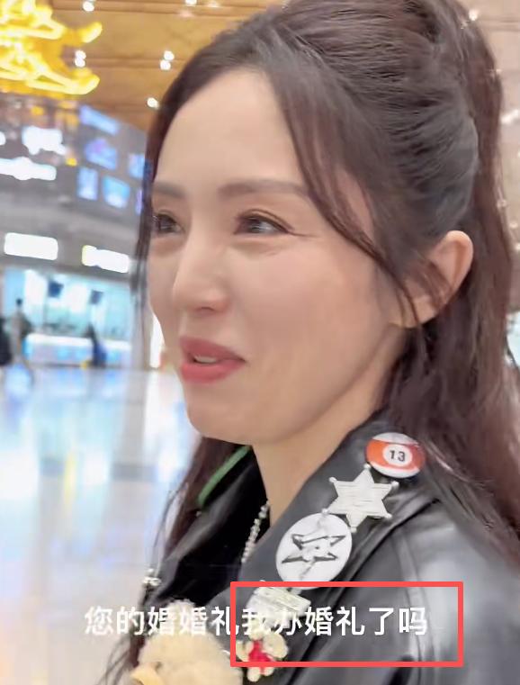 董璇婚后首次与张维伊同框,十指相扣走机场,评论区风评翻转