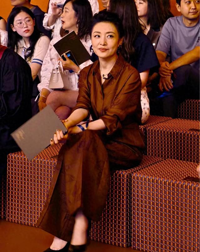 57岁的周涛惊艳亮相爱马仕秀,紫红色套装气场强大,国泰民安脸!
