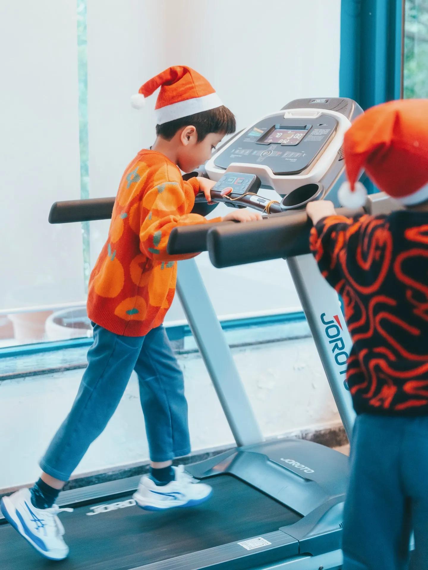 陈凯琳晒圣诞全家福，三个儿子颜值比爸爸郑嘉颖还高，帅气又可爱