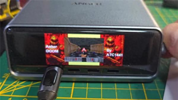 万物皆可!桌面充电站也能运行经典游戏《Doom》:效果比预期要好