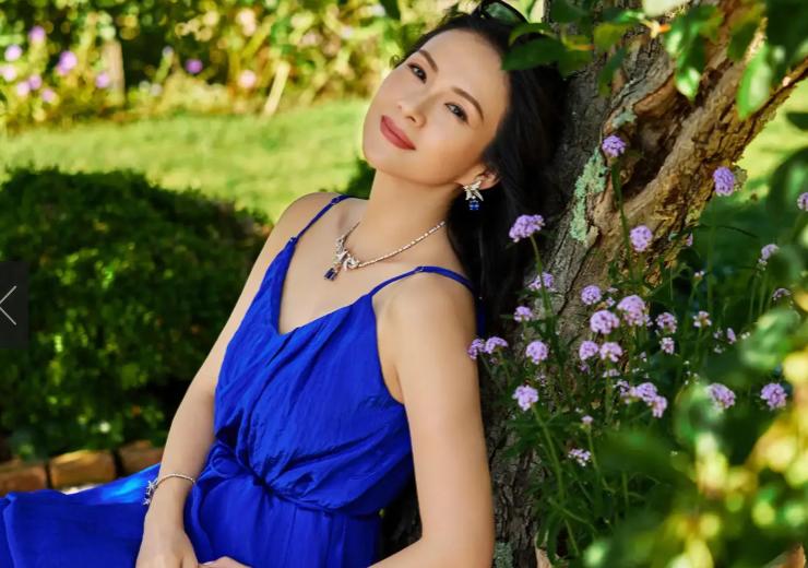 章子怡蓝色吊带裙，美国橡树泉花园现身，女王范十足！