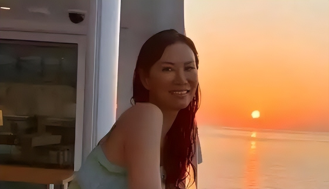 睡完首富睡总统：从厂妹到顶级名媛，靠男人捞到268亿，她凭什么