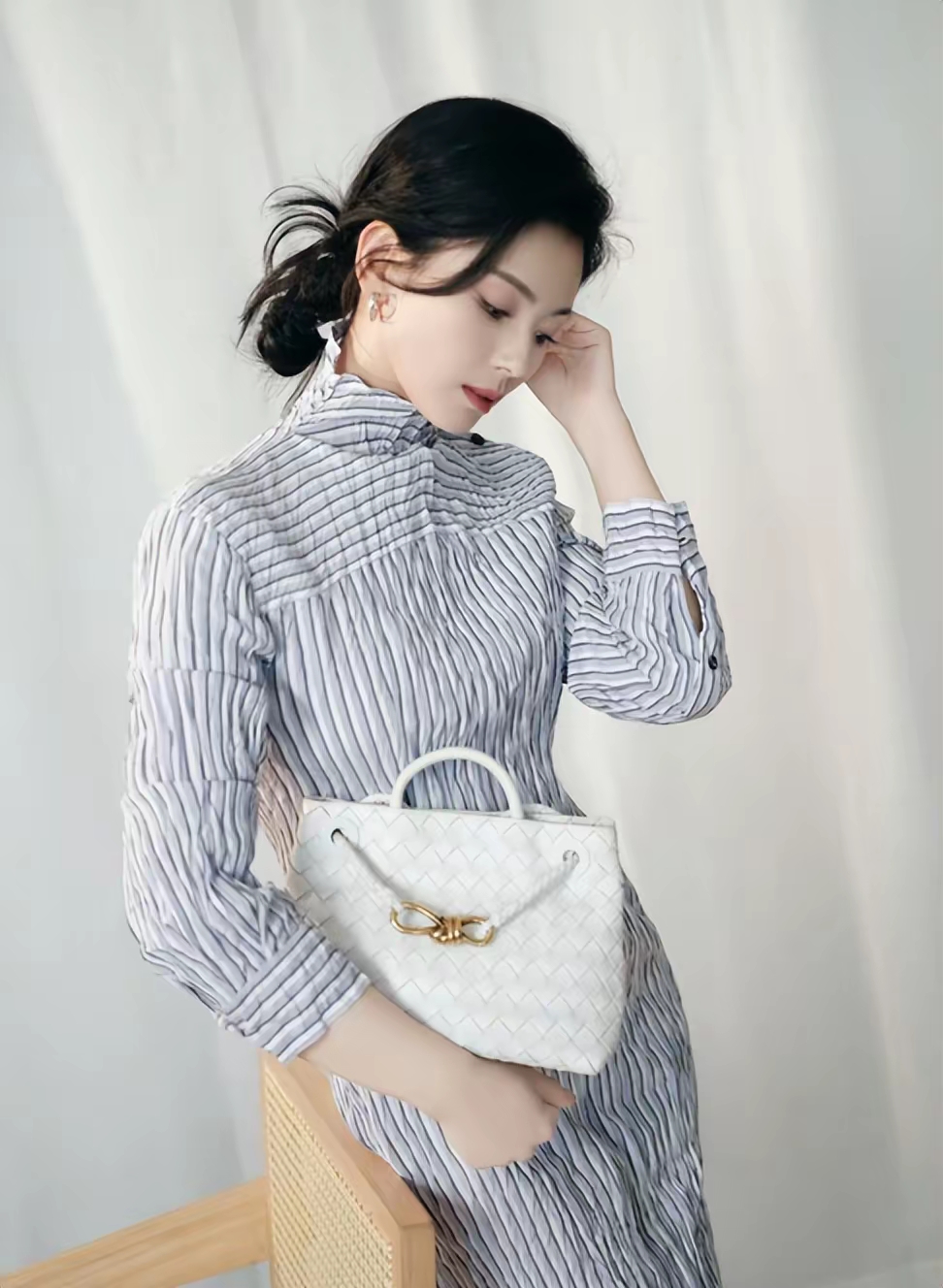 46岁刘涛瘦出新高度，穿褶皱裙宛如少女，逆龄状态引全网热议