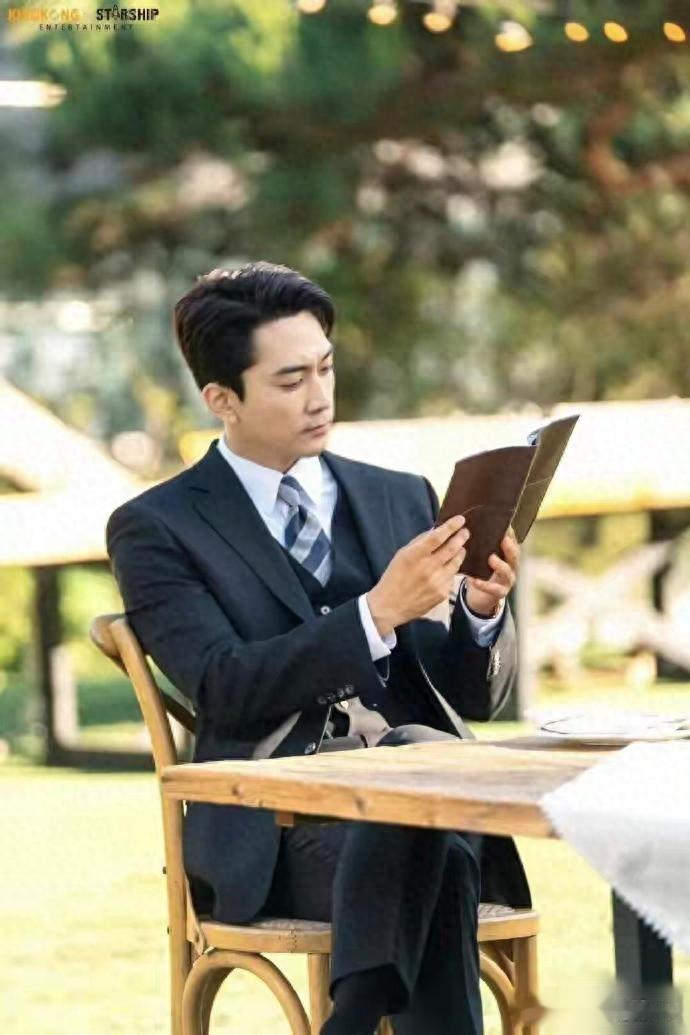 看到48岁宋承宪近照,才知为啥刘亦菲都曾沦陷,又帅又爷们! ???