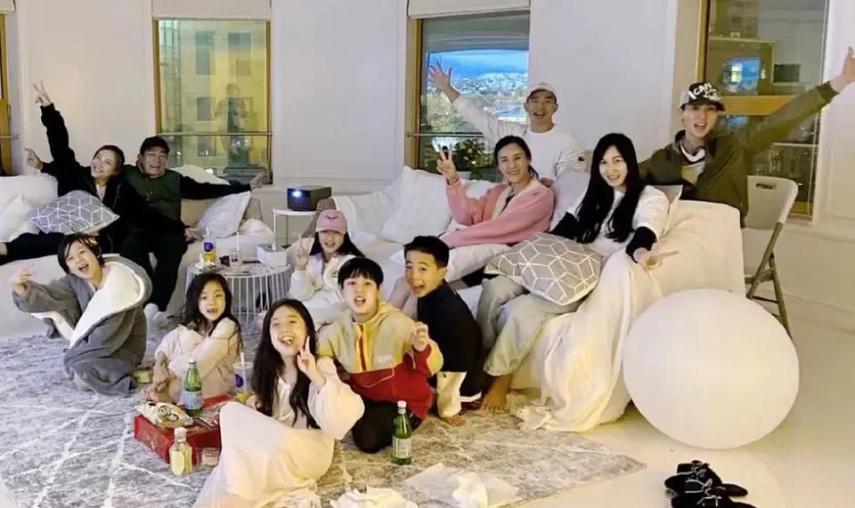 刘畊宏带陈小春吴尊儿子运动,三小帅哥同框好帅气,都长高长大了