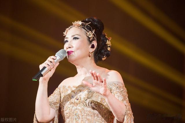 78岁汪明荃赴日本游玩，浓妆艳抹 穿搭让人疑惑，审美似乎有点过时