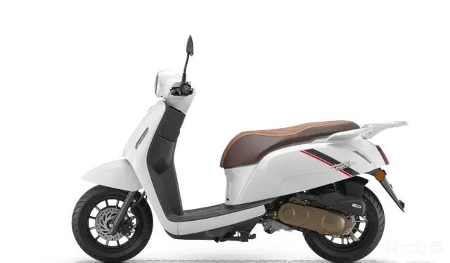 售价7980元，阳光50上市，近期蓝牌小踏板最便宜车型！