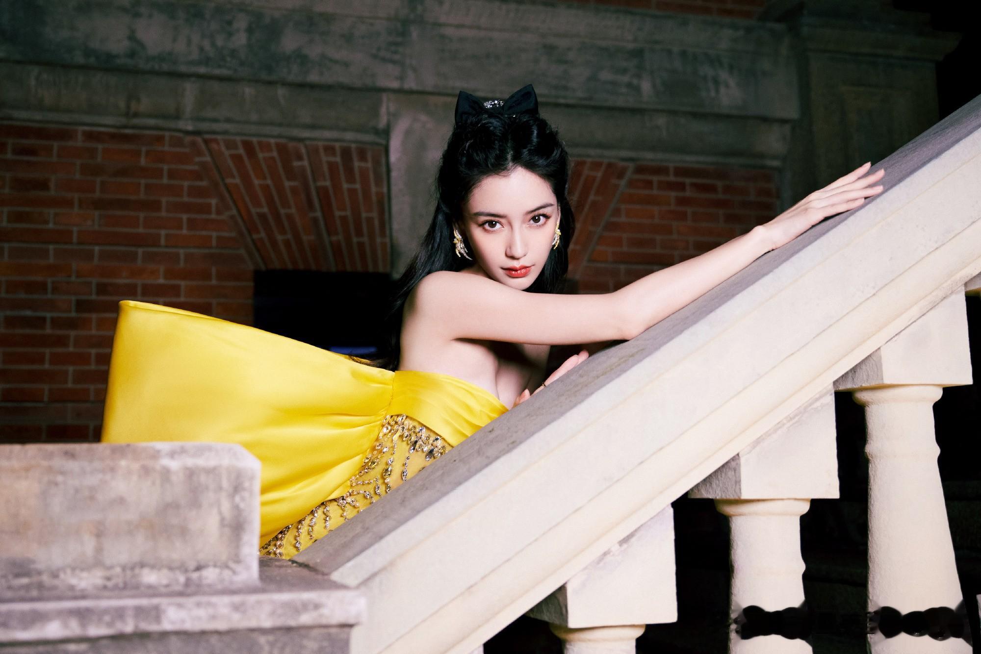 看!Angelababy黄裙配蝴蝶结,美成童话公主