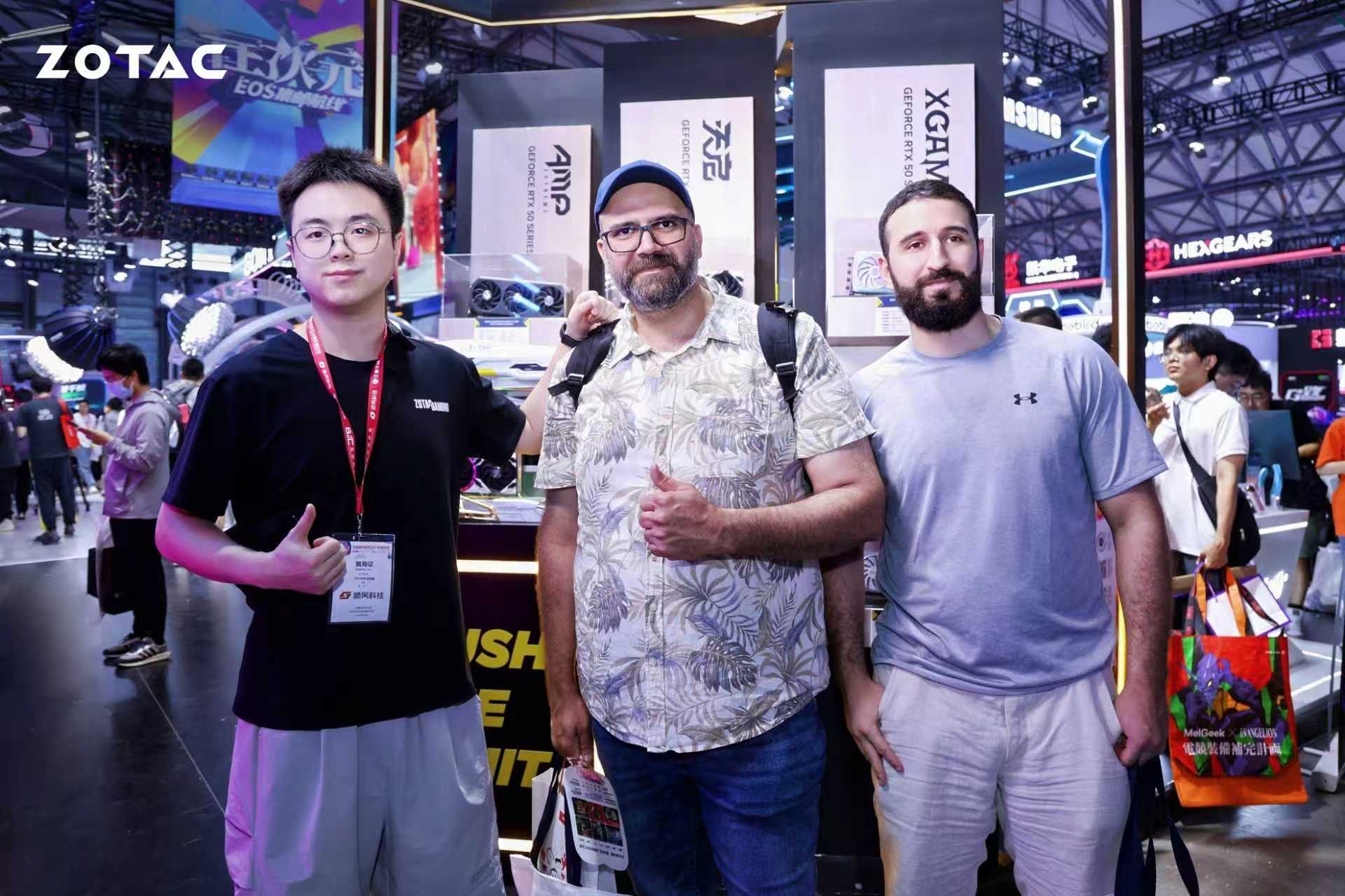 RTX 5080天启白色机甲美学太帅了 ChinaJoy2025索泰展台人气爆棚