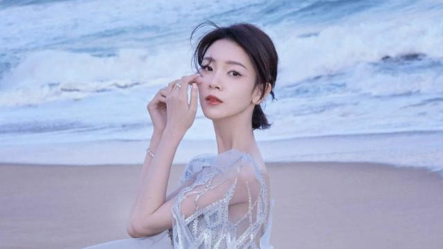 陈瑶一袭淡蓝色纱裙，身材纤柔，好美呀~