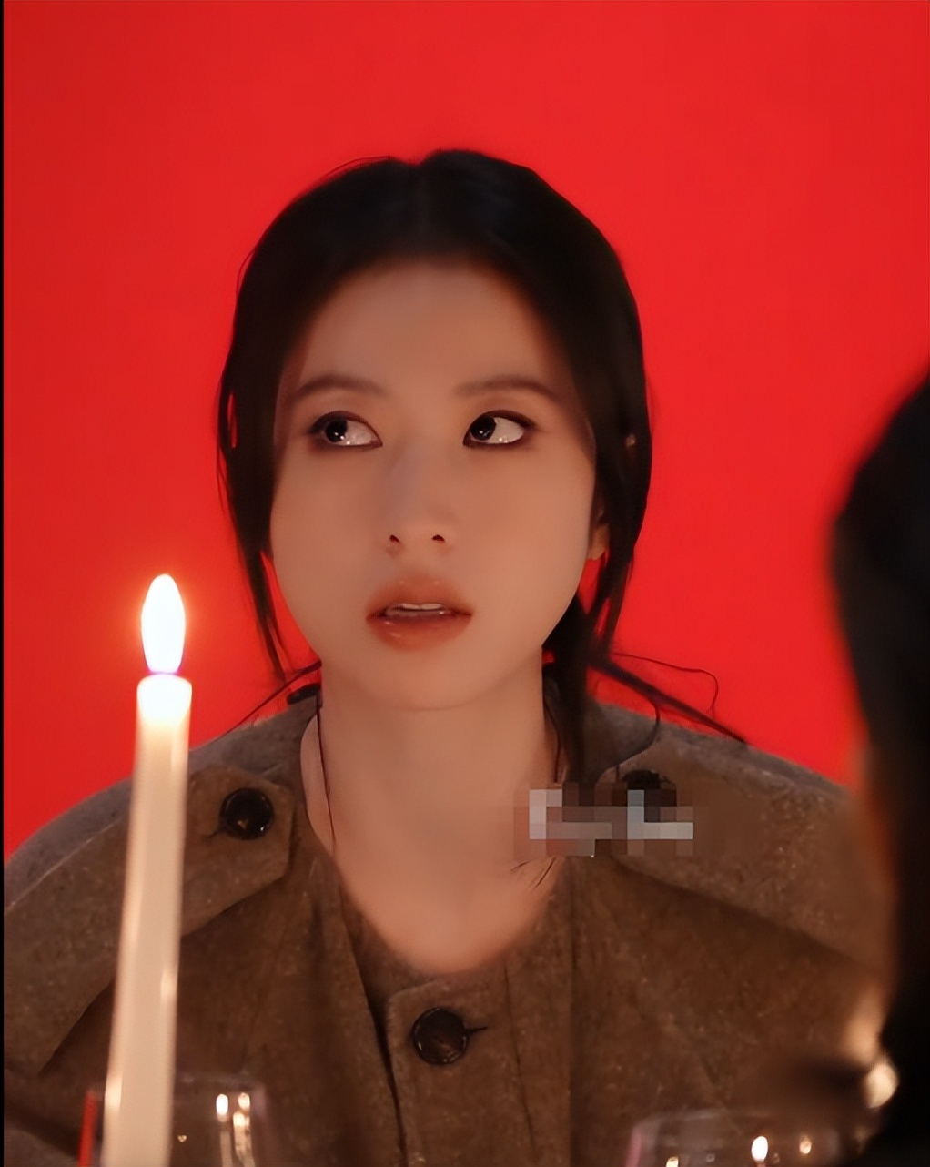 巴宝莉晚宴，张婧仪水桶腰，周雨彤黑脸还翻白眼，董洁咋肿成这了