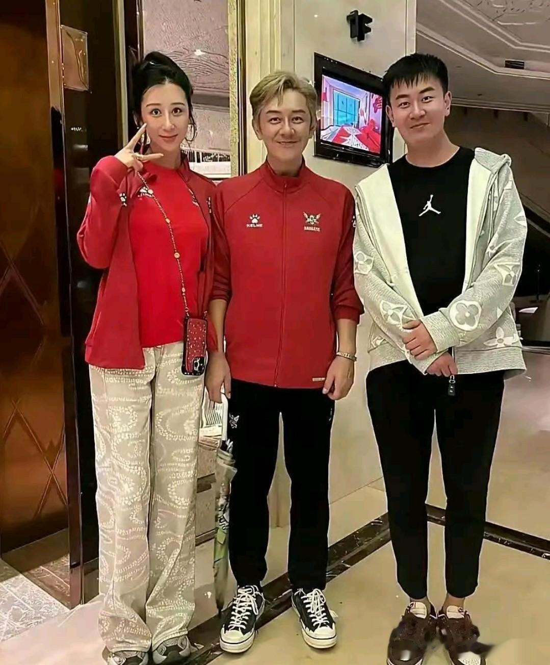 56岁陈浩民和老婆蒋丽莎入住一家豪华酒店，这次露面状态非常差