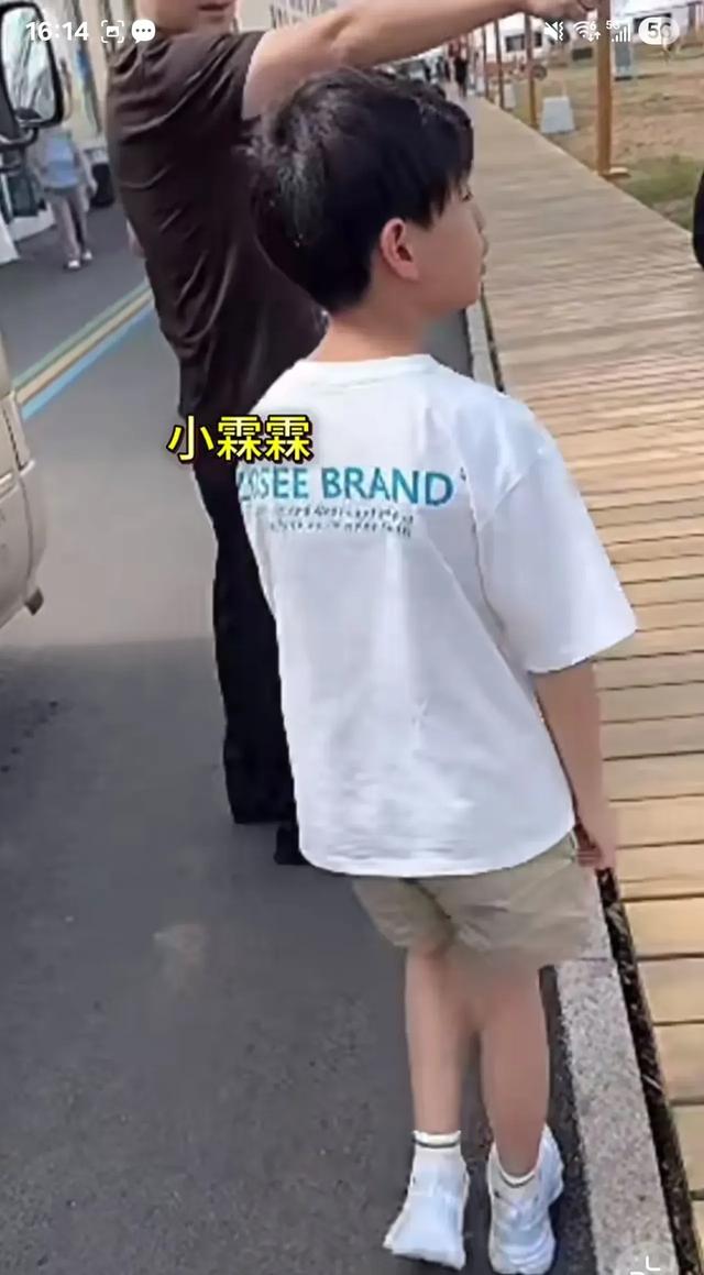 汪小菲带女儿草原骑马，小玥儿穿蒙古服英气十足，父女互动超有爱