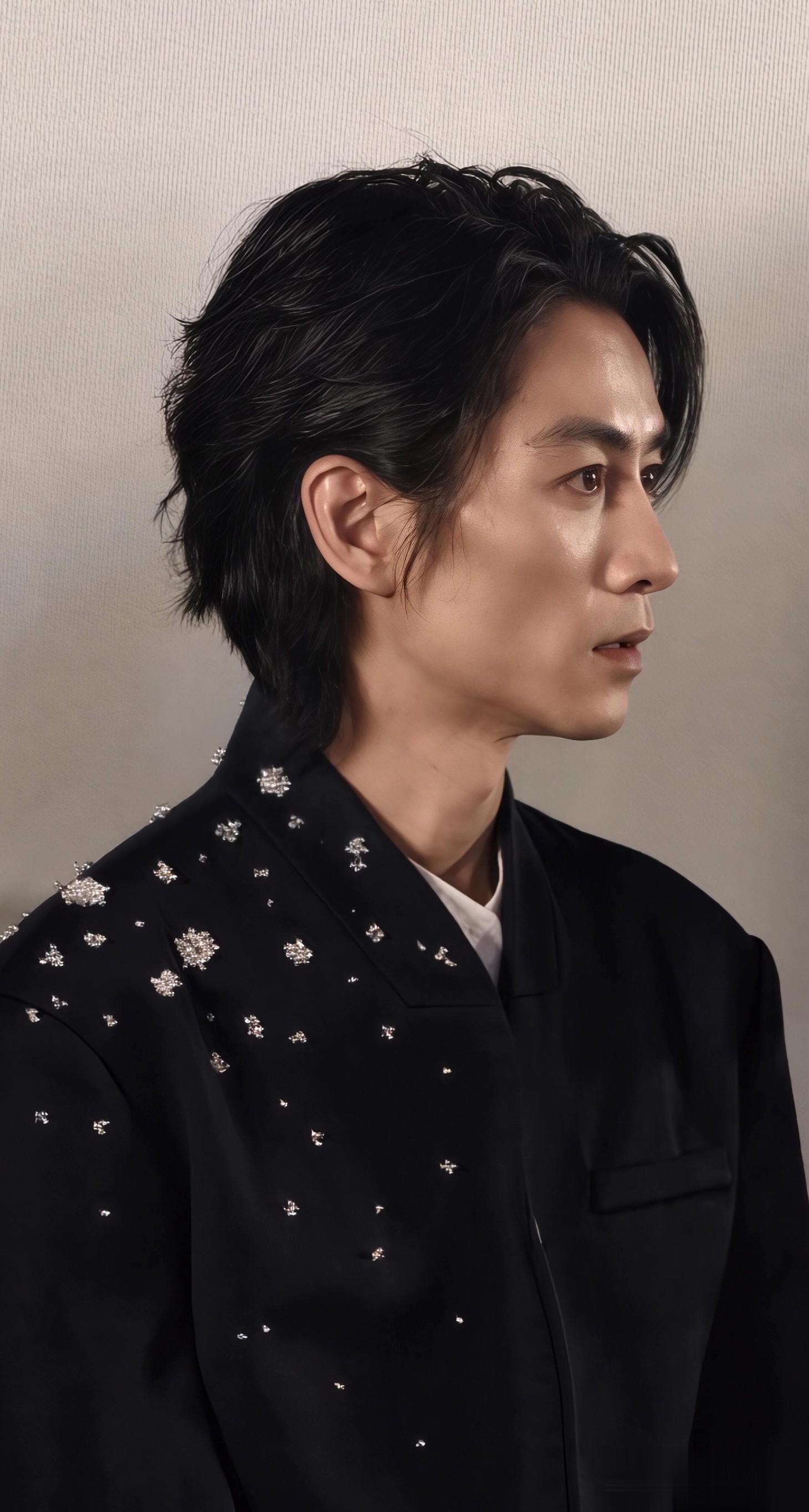 陈晓亮相电视剧《大生意人》看片会,瘦了好多,狼尾发型仍好帅