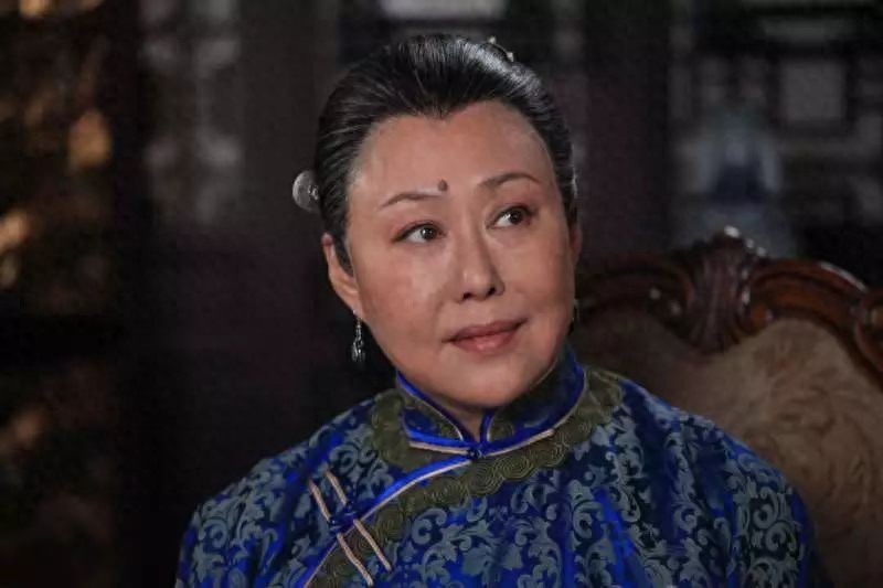 75岁斯琴高娃和家人聚餐,哄2岁孙女吃饭围着娃转,瑞士丈夫去世