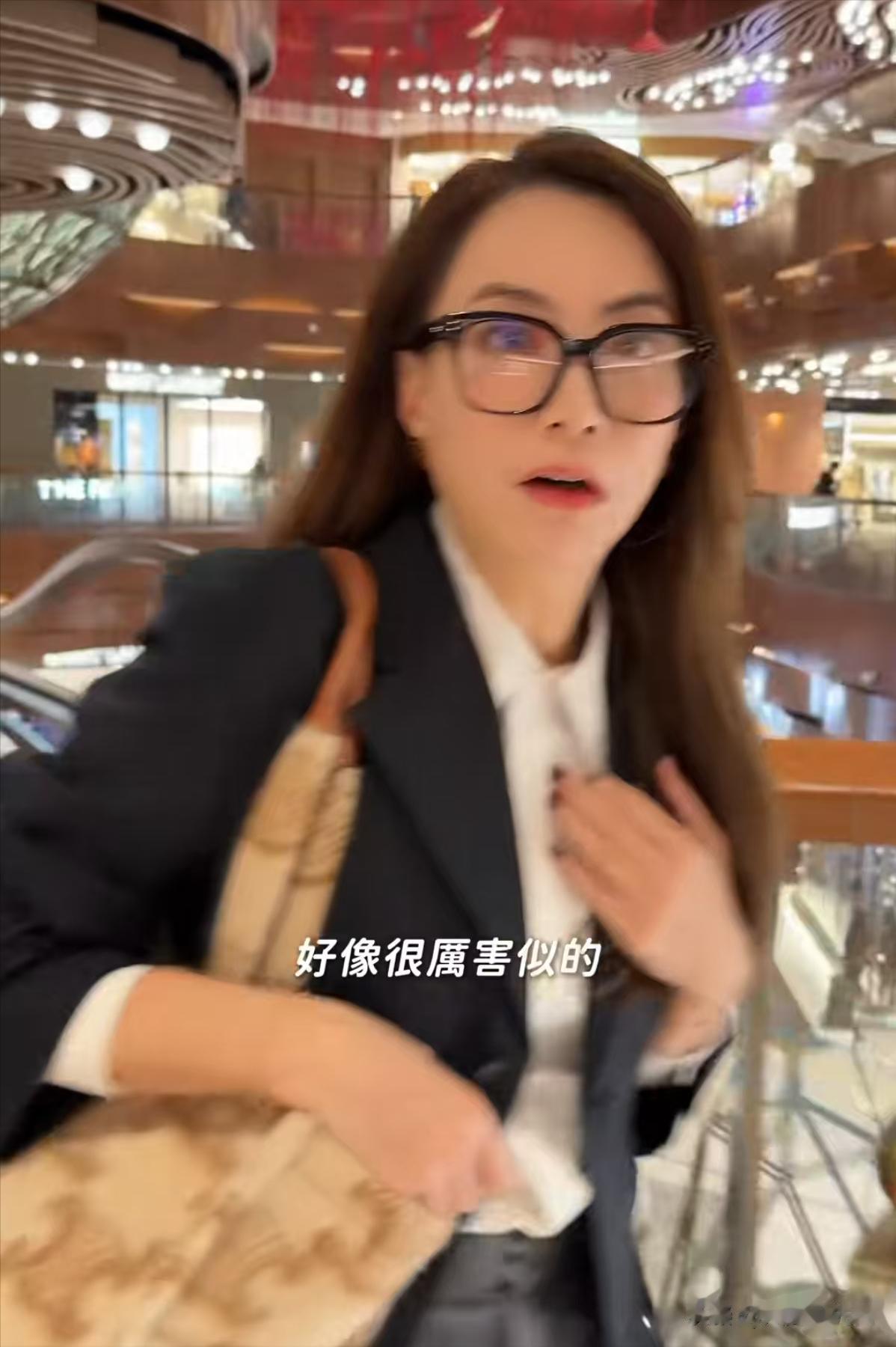 陪伴谢霆锋23年，39岁赴美生子的霍汶希，如今比张柏芝还幸福