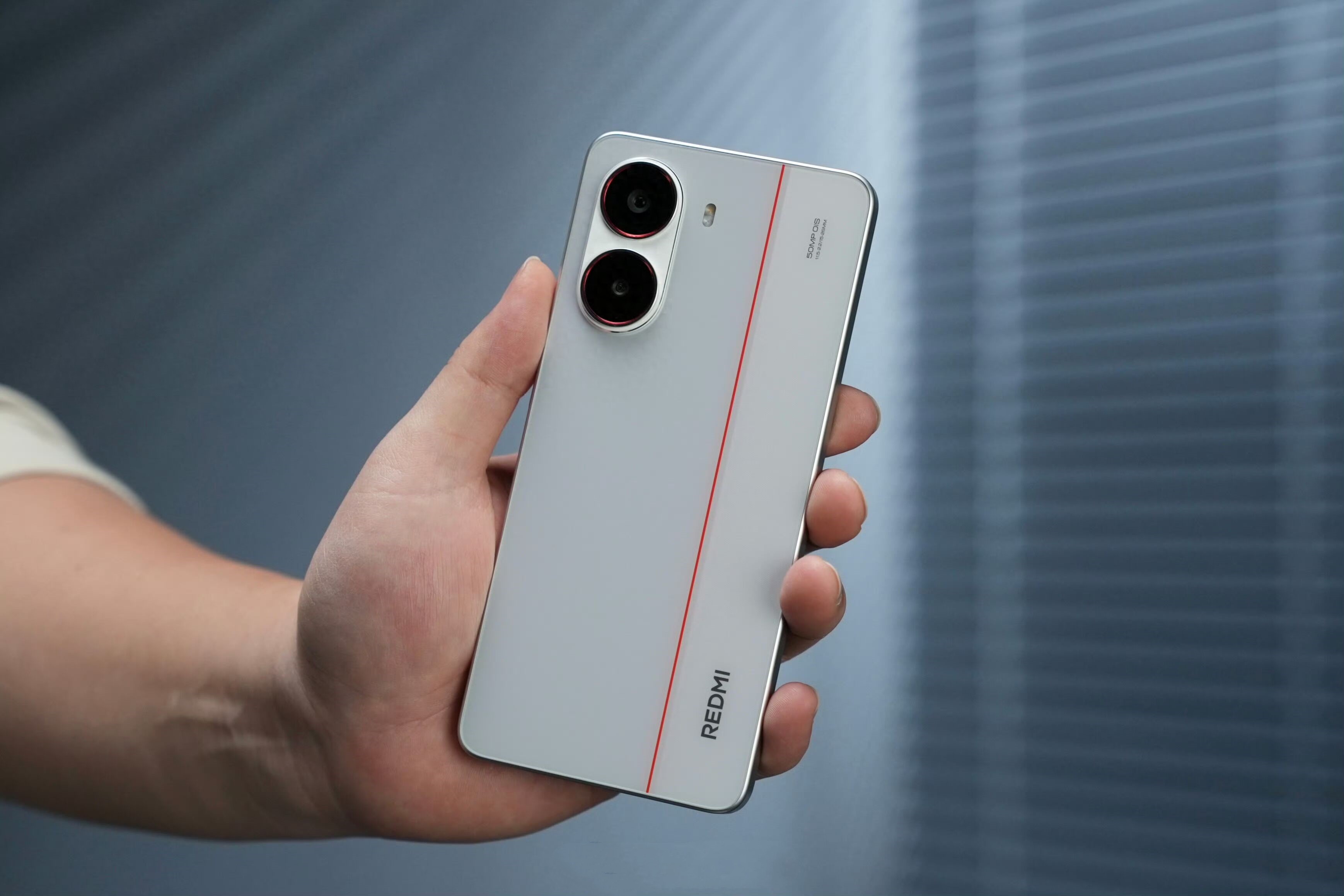 小米果斷“發飆”，耐摔直屏+6550mAh，186萬分手機已降為千元機