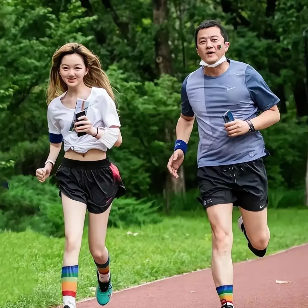 李亚鹏做梦也没想到,心中这口恶气竟让向太给出了,窦靖童没说谎