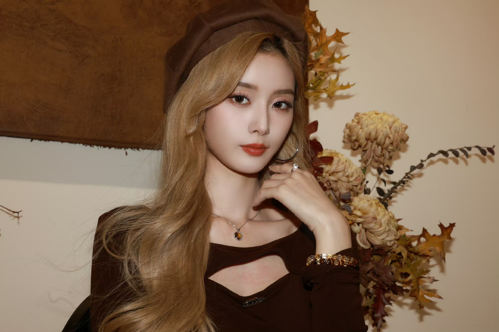 徐艺洋红丝绒裙冷艳撩人,棕调贝雷帽化身秋日甜妹