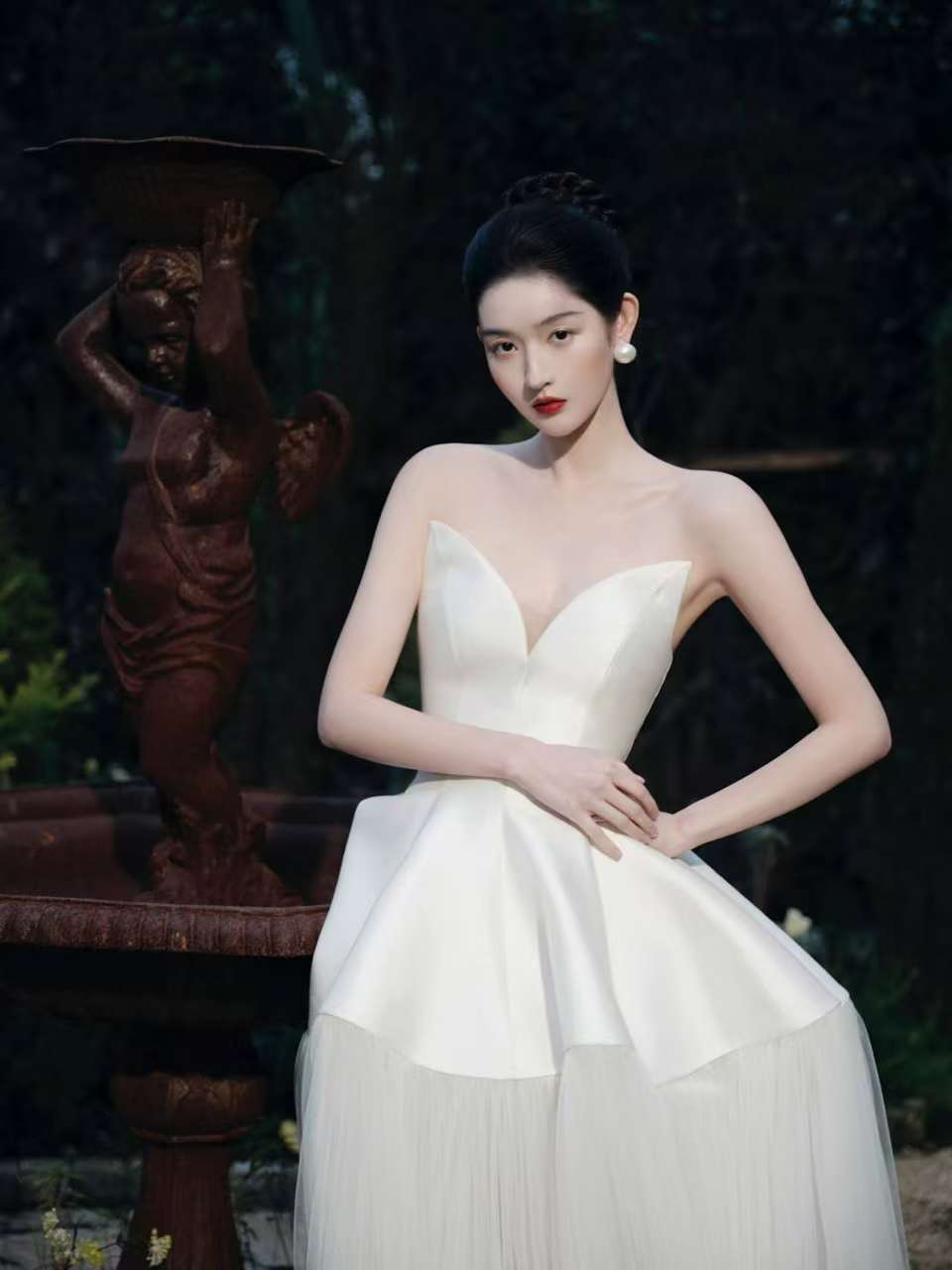 【白纱轻漾，定格静谧的浪漫时刻】——王玉雯