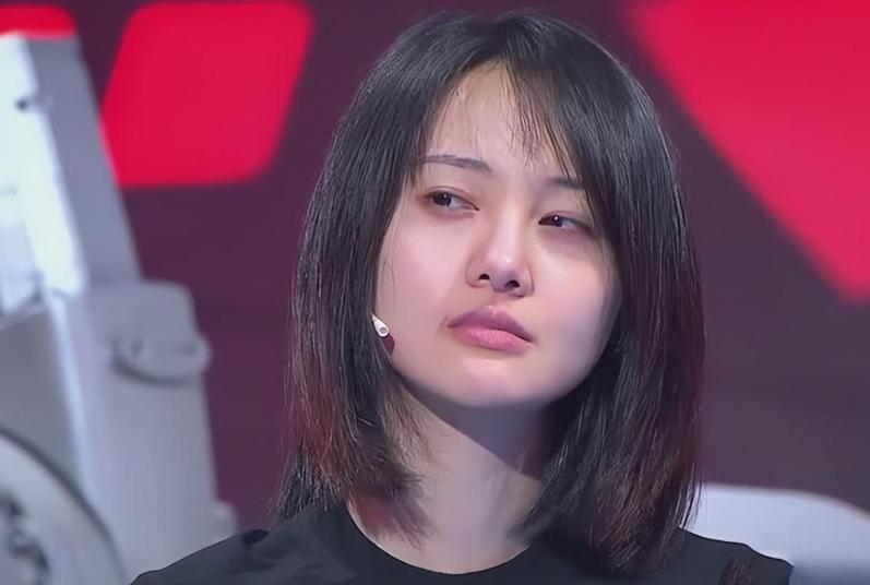 多次复出失败!郑爽小号晒自拍被秒认,账号秒封!穿男装认不出