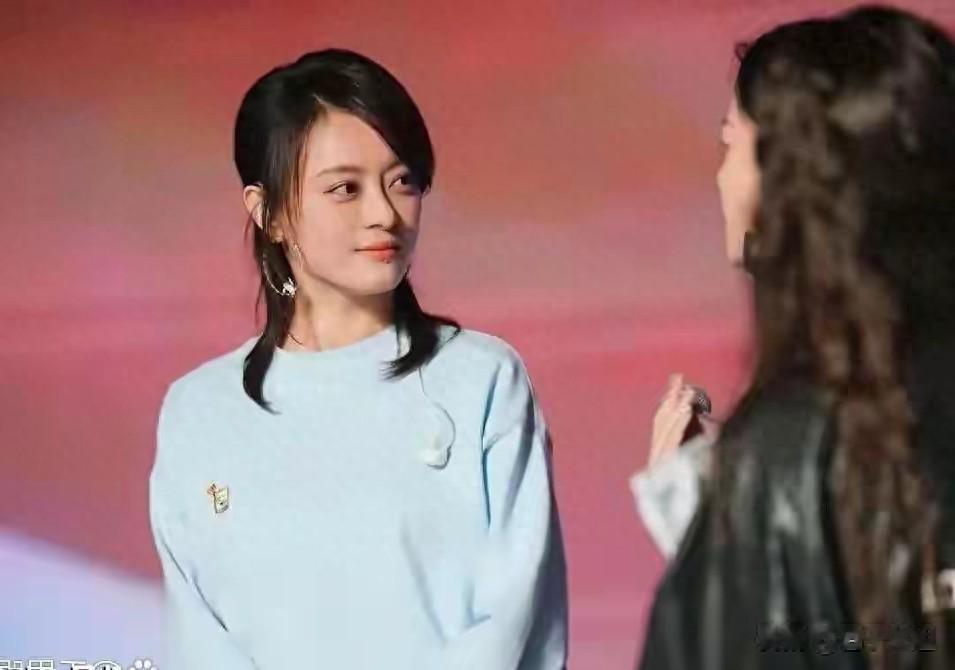 孙俪春晚彩排，半扎丸子头，清纯唯美显得格外年轻漂亮