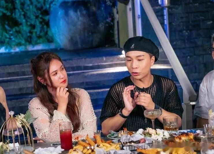 小s官宣复出后，被扒一件睡衣穿八年，曾穿这件睡衣与汪小菲共舞