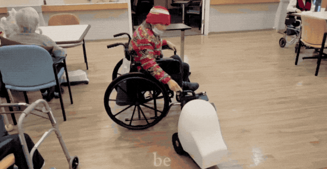 18岁女孩做养老机器人，上线2天卖爆了