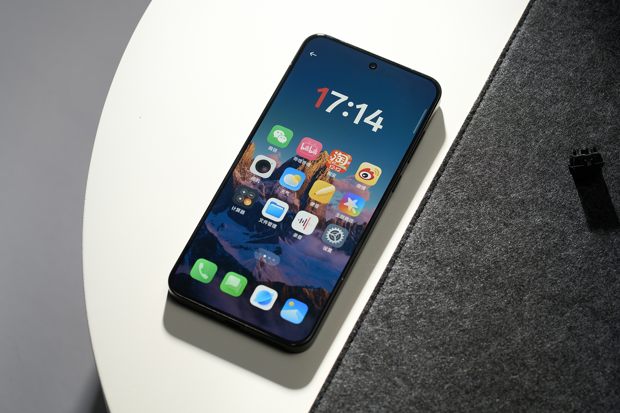 「鮮Phone畫報」一加 Ace 6T閃速黑：簡約實力派